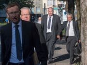 Der Kommandant der Luzerner Polizei, Adi Achermann (links), und der damalige Kripochef Daniel Bussmann (3. von links) 2017 auf dem Weg zum Prozess vor dem Bezirksgericht Kriens. Das Kantonsgericht hat nun den Freispruch bestätigt. (Bild: KEYSTONE/URS FLUEELER)