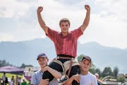 Severin Steiners gewohnte Jubelpose. Bild: Tobias Meyer (Sachseln, 30. Juni 2019)