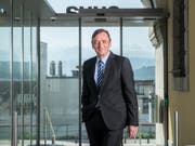 Ernst Mäder vor dem Haupteingang des Suva-Hauptsitzes in Luzern. (Bild: Dominik Wunderli, 26. Juni 2019)