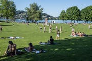 Die Luzerner «Ufschötti» ist ein beliebter Grillplatz – weil es keine Feuerstellen gibt, wird oftmals auf Einweggrills gebrutzelt. (Bild: Nadia Schärli, 17. Mai 2019)