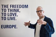 Hans Ulrich Obrist in seiner Ausstellung im Luma Westbau in Zürich. (Bild: Adriana Ortiz Cardozo, Zürich, 8. Juni 2019)