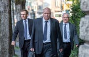 Polizeikommandant Adi Achermann (links) und der ehemalige Kripo-Chef Daniel Bussmann (Mitte) mit ihren Anwälten auf dem Weg zum Kantonsgericht. (Bild: Pius Amrein, Luzern, 23. August 2018)