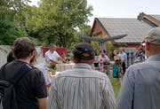 Stadtrat Fabrizio Hugentobler begrüsst auf dem Areal der Werkbetriebe über 40 Gäste zur Einweihung der neuen Anlage. (Bild: PD)