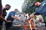 Feuer gab es an diesem Abend nur beim Grill, auf dem man selber Würste braten konnte. (Bild: Manuel Nagel)