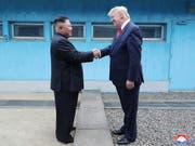 Nordkoreas Staatsmedien haben am Montag über das Treffen von US-Präsident Donald Trump mit dem nordkoreanischen Machthaber Kim Jong Un am Sonntag gejubelt. (Bild: KEYSTONE/EPA KCNA)