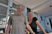 Kaspar und Claudia Lämmler hinter der Theke im Kulturcinema (Bild: Max Eichenberger)