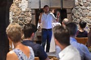 Stadtpräsident Gabriel Macedo spricht vor den Mitgliedern des Gewerbevereins im Mostkeller des Schlosses Hagenwil. (Bild: Manuel Nagel)