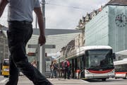 Zug, Bus, Postauto zu Fuss oder das Auto? Eine Umfrage will herausfinden, wie fussgängerfreundlich St.Gallen und 15 weitere Städte sind. (Bild: Hanspeter Schiess)