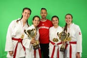 Das erfolgreiche Luzerner Quartett Leoni Kaufmann, Elea Cantrarella, Jesika Kostov und Valentina Brun (von links) freut sich zusammen mit Trainer Pascal Egger über die Weltmeister-Titel. Bild: Sacha Brun (Bratislava, 20. Juni 2019)