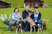 Adrian mit seinen beiden Hofdamen Nadine (links) und Cornelia. (Bild: PD)