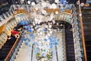 Der neue Kronleuchter im Treppenhaus des Quellenhofs ist 16 Meter hoch und besteht aus 2500 Glaskugeln. (Bild: Ralph Ribi)