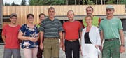Von links: Forstwart Björn Hasler, Vizepräsidentin Milly Stöckli, Forstwart Marco Schriber, Betriebsleiter Beat Bossert, Oliver Eichenberger, sein Nachfolger, Sekretärin Vreni Nardo, Forstwartvorarbeiter Andy Budliger und Forstwart Josef Troxler. (Bild: Eddy Schambron)