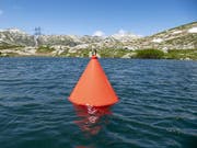 Die rote Boje mit 7000 Wasserbotschaften bleibt bis ins Jahr 2051 auf dem Lago della Piazza auf dem Gotthard-Pass. (Bild: Keystone/Urs Flüeler)