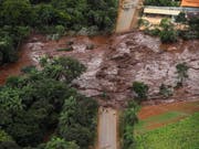 Nach dem Dammbruch im Südosten Brasiliens im Januar begrub eine Schlammlawine Menschen, Häuser und Strassen unter sich. Mindestens 248 Personen kamen ums Leben. (Bild: KEYSTONE/EPA EFE/ANTONIO LACERDA)