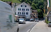 Das grosse Verkehrsaufkommen ist für die Gemeinde Sisikon eine grosse Belastung. (Bild: Corinne Glanzmann, 6. Juni 2018)