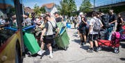 Die ersten Besucher besteigen den Shuttlebus.
