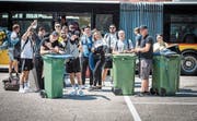 Die ersten Open-Air-Besucher warten mit ihrer Bagage auf dem Unterem Mätteli auf den Shuttlebus. Bild: Reto Martin