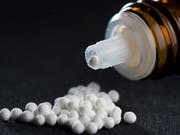 Die alternative Medizin mit den winizigen Globuli ist beliebt und umstritten zugleich. (Bild: KEYSTONE/GAETAN BALLY)