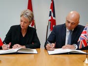 Justizministerin Karin Keller-Sutter und Grossbritanniens Innenminister Sajid Javis haben am Mittwoch in London ein Abkommen unterzeichnet, mit welchem die Staaten die Polizei- und Terrorismuskooperation verstärken. (Bild: KEYSTONE/AP/FRANK AUGSTEIN)