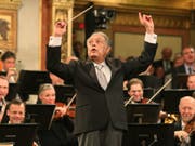 Der Maestro Zubin Mehta beim Neujahrskonzert 2015 in Wien: 1981 ist er beim Israelischen Philharmonieorchester in Tel Aviv zum Musikdirektor auf Lebenszeit ernannt worden; diese Ära endet am nächsten Sonntag, wenn er das Orchester zum letzten Mal in dieser Funktion dirigiert. (Bild: Keystone/AP/RONALD ZAK)