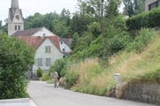Noch stehen an der Oberbergstrasse die Bauvisiere. Die Hanglage und die spezielle Form der Landparzelle machten die Neubauplanung nicht eben einfach. (Bild: Andrea Häusler)