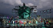 Der Thunersee, mit seinem einzigartigen Panaroma, wird in diesem Sommer von einem riesigen Kopf der Freiheitsstatue regiert, der über der mächtigen Seebühne prangt. (Bild: ZVG)
