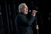 Der braungebrannte Tom Jones bei seinem Konzert am Jazzfestival Montreux.