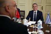 Für einmal im Ausland unterwegs: Aussenminister Ignazio Cassis trifft in Athen seinen Amtskollegen Nikos Dendias. (Bild: AP Photo/Thanassis Stavrakis)