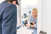 Beim Handelsregisteramt in Zug kann ab sofort mit Bitcoins bezahlt werden. (Bild: Christian Beutler/Keystone, Zug, 1. März 2018)