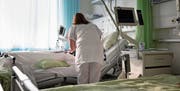 Älteren und kranken Personen kommt bei der Pflege eine besondere Aufmerksamkeit zu: Sie vertragen die Hitze weniger gut. (Bild: Gaëtan Bally/Keystone)