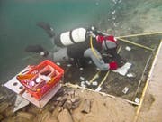 Sondierung bei der Pfahlbauersiedlung Kehrsiten. (Bild: Unterwasserarchäologie Stadt Zürich)