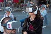 Unweit der Löwenstrasse konnte man dank entsprechendem Equipment in virtuelle Welten eintauchen. (Bild: Dominik Wunderli; Luzern, 10. Juli 2019)
