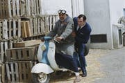 Jean Dujardin (hinten auf dem Roller) spielt im Film «OSS 117: Der Spion, der sich liebte» den Agenten mit dem Übernamen OSS 117. (Bild: PD)