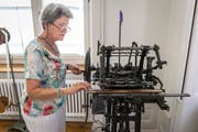 Die Fädelmaschine gehört quasi zur Ausrüstung: Damit fädelt Maria Weber den Faden in die Nadeln ein. Ohne würde das Einfädeln der 156 Nadeln zwei Stunden dauern. (Bild: Hanspeter Schiess - 4. Juli 2019)