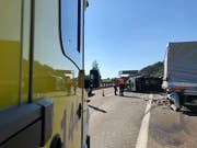 Tödlicher Unfall auf dem Pannenstreifen: Ein Kleinbus prallte in einen Lieferwagen, dem das Benzin ausgegangen war. (Bild: Kapo SG)
