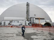 Die riesige Schutzhülle über dem 1986 explodierten Reaktor des Atomkraftwerks Tschernobyl soll hundert Jahre halten und Tornados standhalten. (Bild: Keystone/EPA/ANDREW KRAVCHENKO)