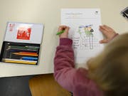 Die Umsetzung der Harmonisierung in der obligatorischen Schule ist nach Ansicht der Konferenz der kantonalen Erziehungsdirektoren (EDK) weit fortgeschritten. (Bild: KEYSTONE/CHRISTIAN BEUTLER)