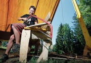 Bei der Jungwacht Malters legen die Kinder und Jugendlichen fleissig Hand an. Fabio Wermelinger sägt sich ein Schwert. (Bild: Stefan Kaiser, Walchwil, 10. Juli 2019)