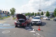 Beide Autos mussten nach dem Zusammenprall abgeschleppt werden. (Bild: Zuger Polizei)