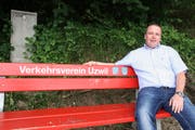 «Einen grossen Teil der Arbeit investiert der Verkehrsverein in den Unterhalt der Ruhebänke», sagt Christoph Breiter. (Bilder: Philipp Stutz)