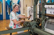 Mit der Kurbel bewegt Maria Weber die Wagen, mit dem Pantografen verschiebt sie den Stoff. (Bild: Hanspeter Schiess - 4. Juli 2019)