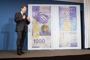Nationalbank-Vize Fritz Zurbrügg stellte im März die neue 1000er-Note vor. (Bild: Ennio Leanza/Keystone)