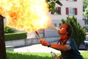 Hannes vo Wald ist im Umgang mit Feuer geübt. (Bild: Yann Lengacher)