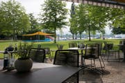 Im Strandbad Cham kann die Sonne an Hitzetagen eine Stunde länger genossen werden. (Bild: PD)