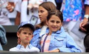 Das Interesse an der Arbeit des Vaters ist nicht bei allen Federer-Kindern gleich stark ausgeprägt. (Bild: Keystone)