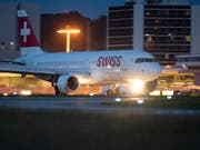 Mehr Passagiere flogen über Zürich: Ein Airbus A320-214 der Swiss in Zürich (Archivbild). (Bild: KEYSTONE/GAETAN BALLY)