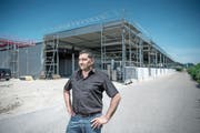 Inhaber Roland Vonarburg vor dem neuen Gebäude seiner Wauwiler Champignons AG in Wauwil. Bild: Pius Amrein (10. Juli 2019)