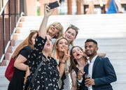 Strahlendes Lachen: ein Selfie nach der Diplomfeier, hier nach der Lehrabschlussfeier des KV und Detailhandels vor dem Casino Zug. (Bild: Patrick Hürlimann, 28. Juni 2019)