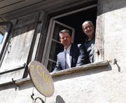 Präsident Michi Kärcher und Mitglied Jörg Baldinger blicken aus einem Fenster des Vereinslokals in der Bischofszeller Altstadt. (Bild: Yvonne Aldrovandi-Schläpfer)