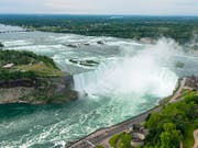 Ein Mann hat einen Sturz von den Niagarafällen überlebt. Die kanadische Polizei konnte den Mann verletzt aus dem Fluss unterhalb der Wasserfälle bergen. (Bild: Warren Toda/EPA Keystone) (Bild: KEYSTONE/EPA/WARREN TODA)